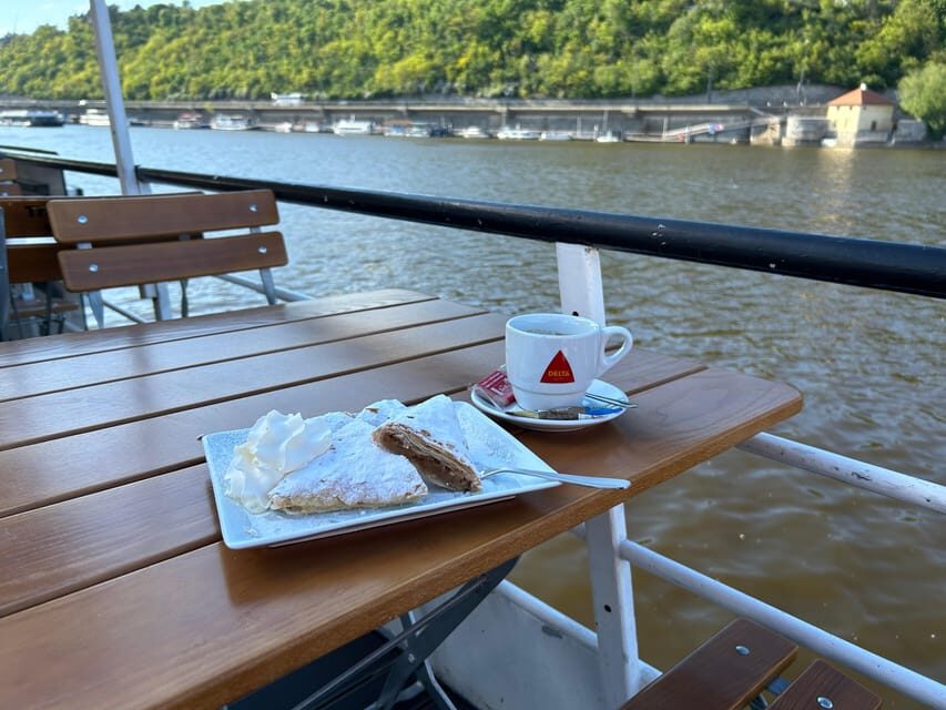 1 hour boat cruise with fragrant coffee and homemade strudel - Portuguese coffee and homemade apple strudel: the included comfort