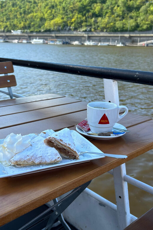 1 hour boat cruise with fragrant coffee and homemade strudel - Vegetarian option and onboard comfort: simple choices, not complicated menus