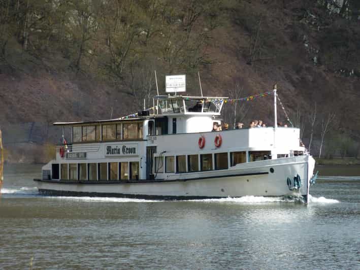 1 hour boat cruise with fragrant coffee and homemade strudel - The 1-hour route: Charles Bridge arches and the Prague Castle panorama