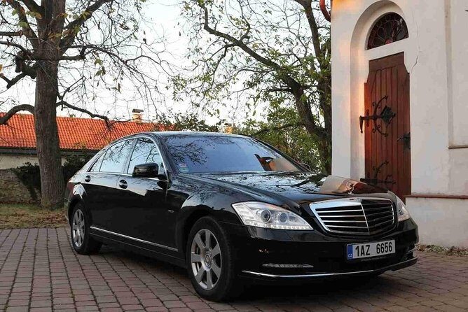 1-way Prague to Vilshofen private transfer - up to 7 passengers - Luggage, Group Size, and Real-World Comfort for Knees and Big Parties