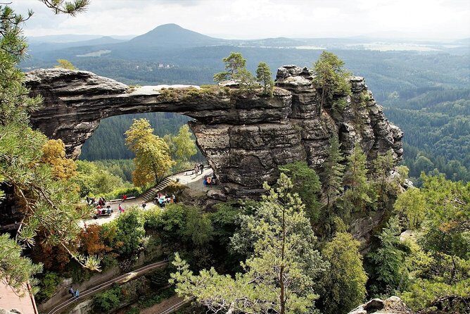 1 week in Bohemia: Culture and Nature - RÜCKL CRYSTAL glass factory plus the folklore dinner and Prague club ticket