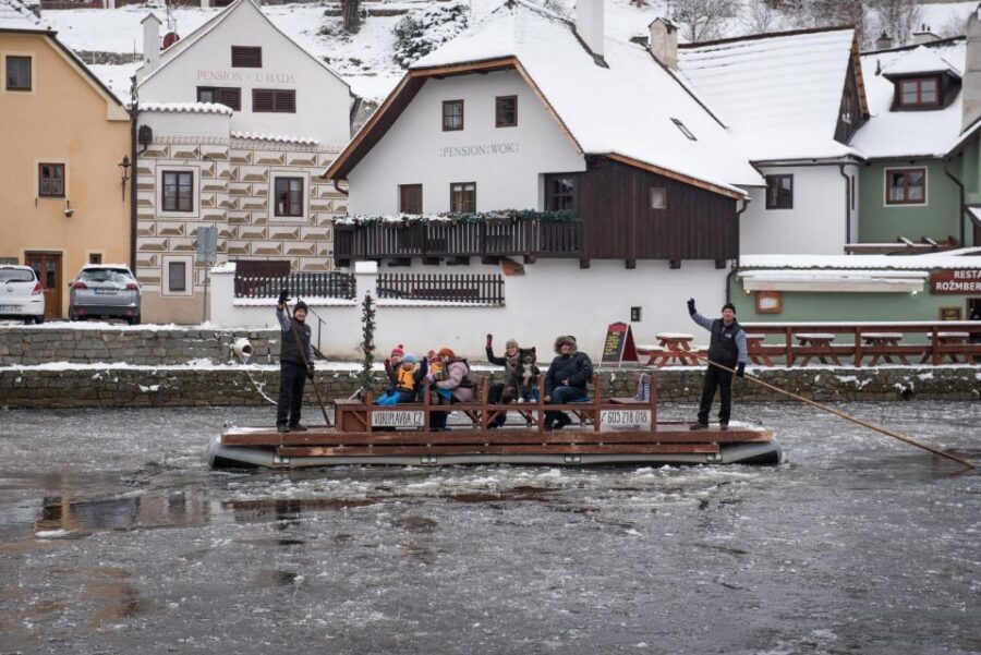 Český Krumlov: Advent Wooden Raft River Cruise - From Rožmberská bašta to Krumlovské Benátky: The Simple Setup