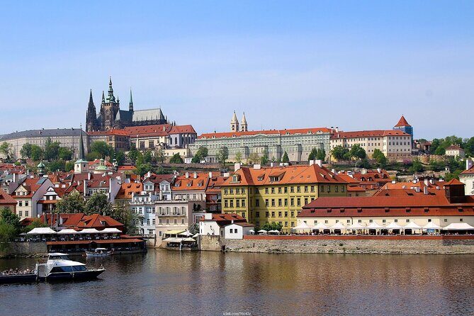 Explore the Historic Prague Castle: Private Half-Day Walking Tour - Stop 3: Old Royal Palace with Gothic and Renaissance styles (30 minutes)