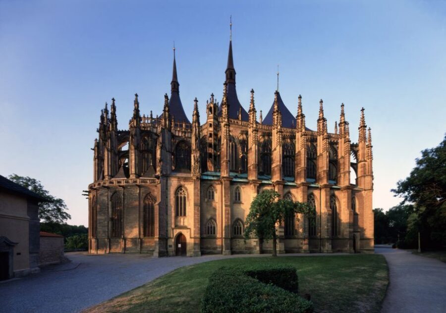 From Prague: Kutna Hora Walking Tour & St. Barbara Cathedral - Getting there from Prague: meeting point and ride reality