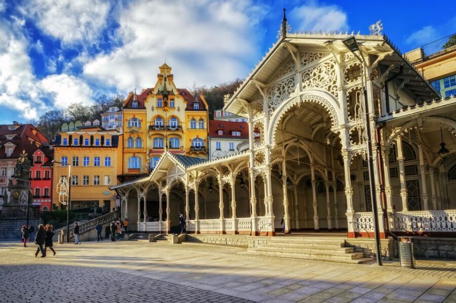 From Prague: Private Karlovy Vary & Crystal Factory Tour - Vřídlo and the Hot Springs: Seeing Carlsbad’s Famous Water in Person