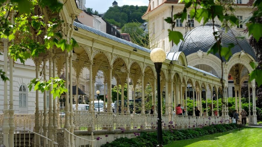 Karlovy Vary excursion - The guided-to-free-time handoff and how to plan lunch