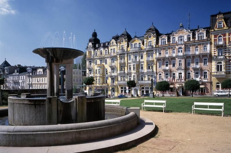 Karlovy Vary & Marianske Lazne Tour from Prague with Lunch - Moser Glass: Shop Time Plus a Real Museum Tour