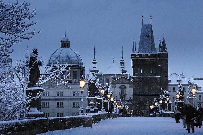 Pedestrian tour of Prague in Spanish - Toward Charles Bridge: Karlova Street and the mandatory photo moment