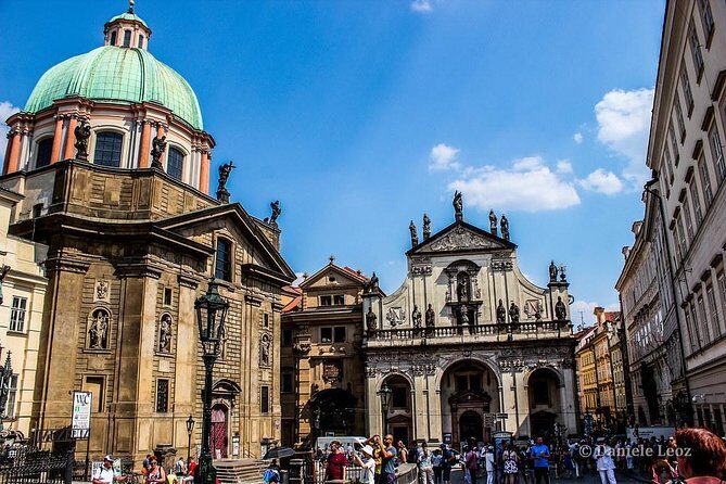 Pedestrian tour of Prague in Spanish - Church stops that feel more than postcard views