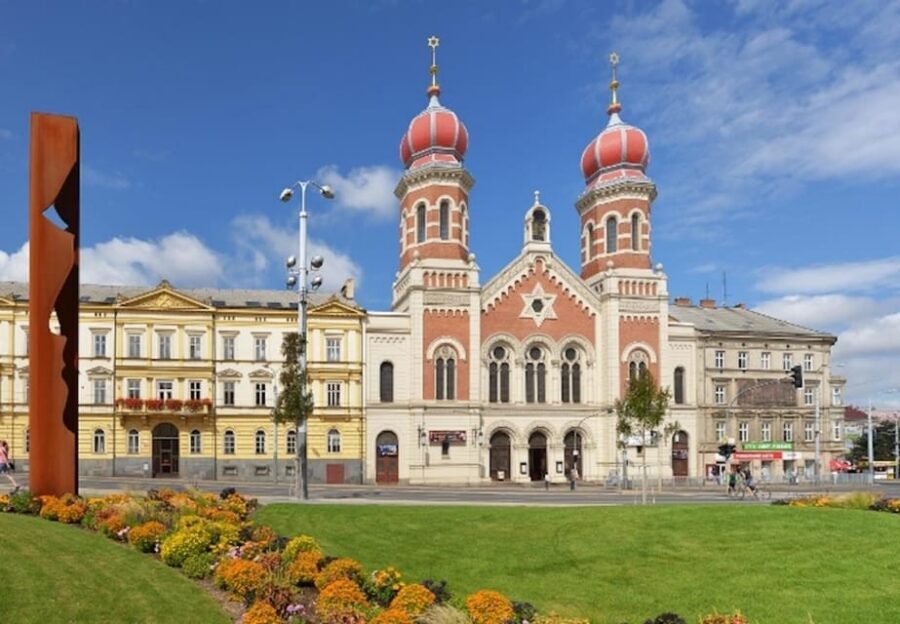 Pilsen: Old Town Guided Walking Tour - The guide: live English, real engagement, and local food tips