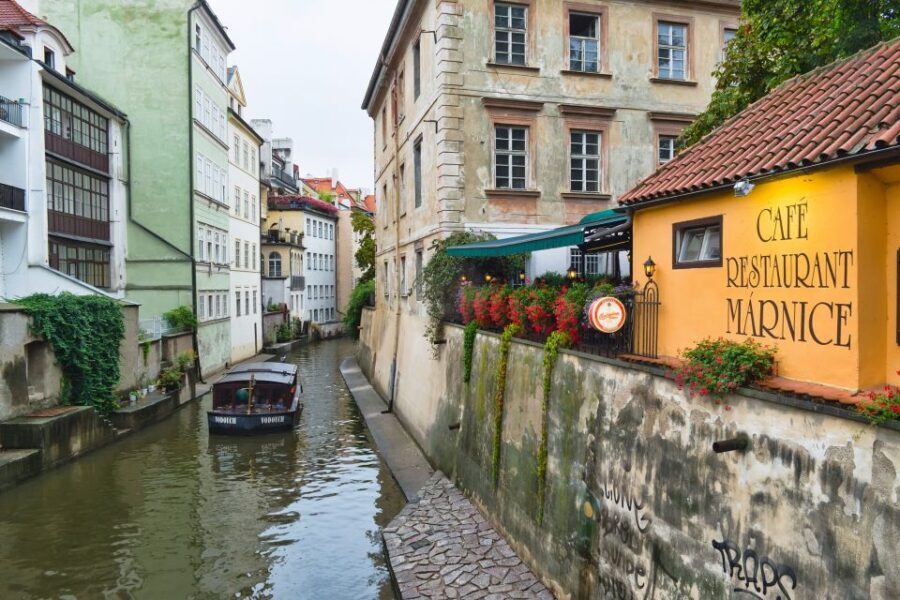 Prague: 1.5-Hour River Boat Cruise and Guided Tour - Meeting at Mostecká 4: the yellow umbrella and the 45-minute walk