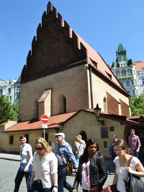 Prague: 2-Hour Old Town and Jewish Ghetto Walking Tour - Josefov: Walking the Former Jewish Ghetto With Synagogues Still in View