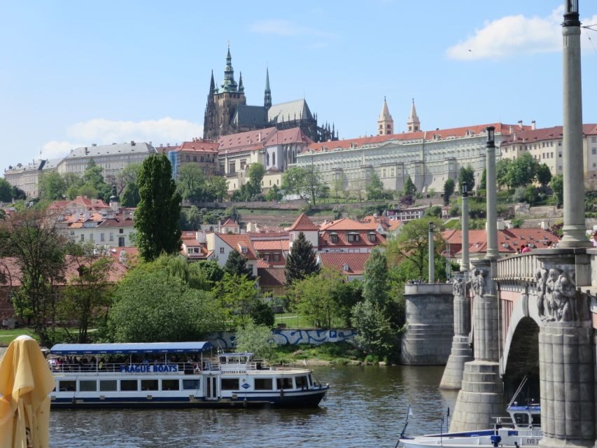 Prague: 3-hour Evening River Cruise with Dinner - Music onboard: a romantic idea with a practical sound check