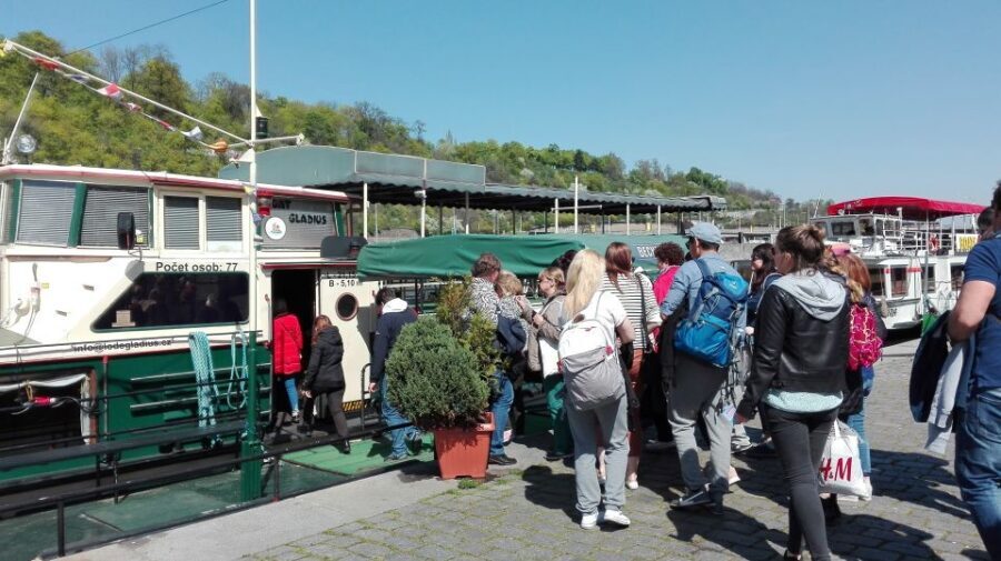 Prague: 3-hour Evening River Cruise with Dinner - Getting to Republic Square and finding the boat-side check-in