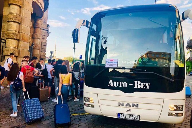 PRAGUE AIRPORT - CITY TRANSFERS in Spanish - Una llegada sin lío: por qué el español cambia el primer día en Praga