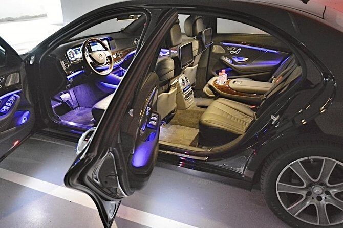 Prague airport luxury transfer by a Mercedes Benz S class - Waiting Time That Prevents the Usual Airport Panic