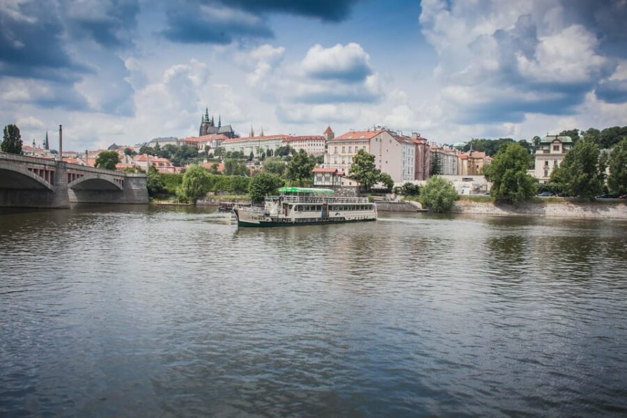 Prague: An unforgettable 2-hour cruise on the Vltava River. - The 2 hours on the water: what the timing feels like