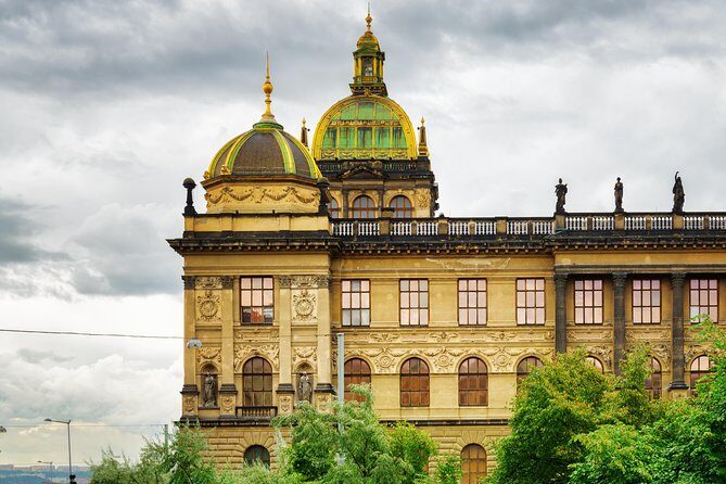 Prague: Bus Tour, Walking Tour, River Cruise and Lunch - Mala Strana lunch: where the tour lets you refuel