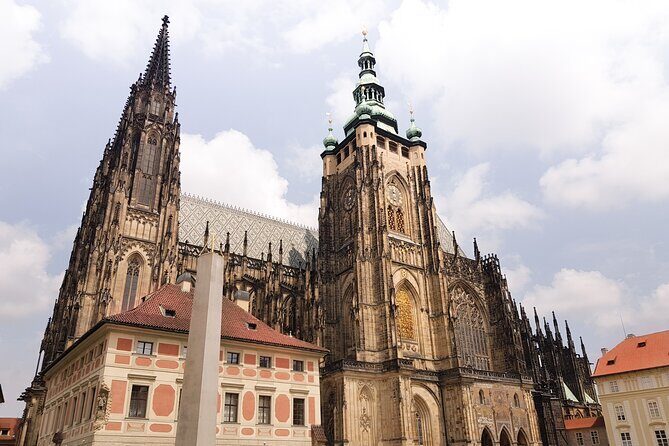 Prague Castle: Admission Ticket With Bus Transfer And Audioguide - The short orientation: how you get oriented without a long tour