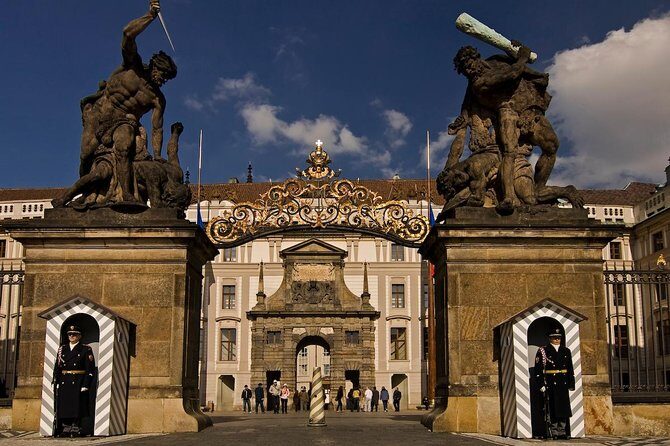 Prague Castle And Castle Grounds Walking Tour in french - Why a French Prague Castle Tour Works So Well