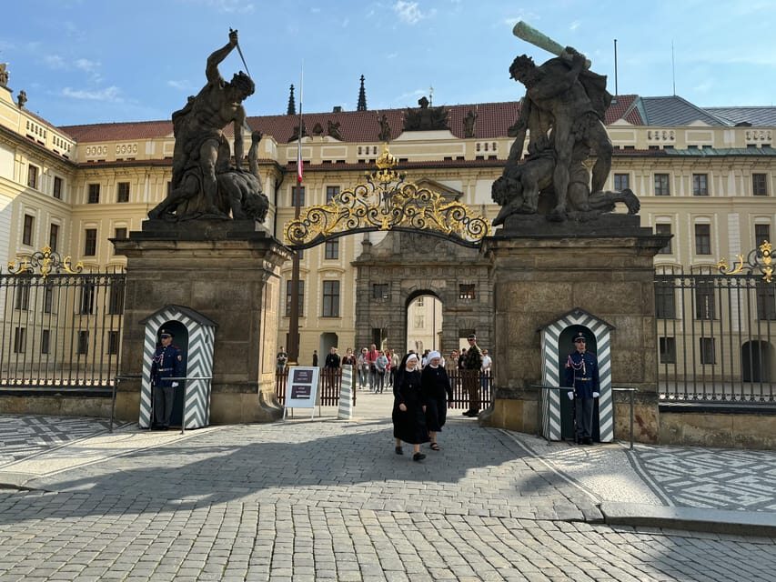 Prague Castle Interiors & Changing of the Guard-Small group - FAQ