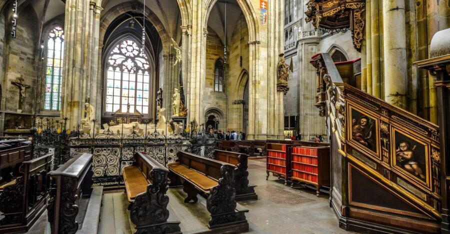 Prague Castle: Royal Palace, Cathedral, and Golden Lane Tour - The big idea: Royal Palace, Cathedral, Golden Lane, and the Castle’s darker corners