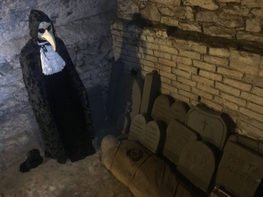 Prague: Ghosts, Legends, Medieval Underground & Dungeon Tour - What kind of guide you might get (and why it matters)