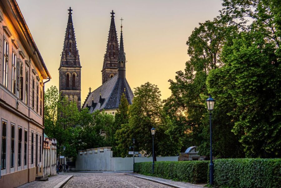 Prague: Guided tour to the historic fortress of Vyšehrad - Vyšehrad in 90 minutes: a fortress that explains Prague