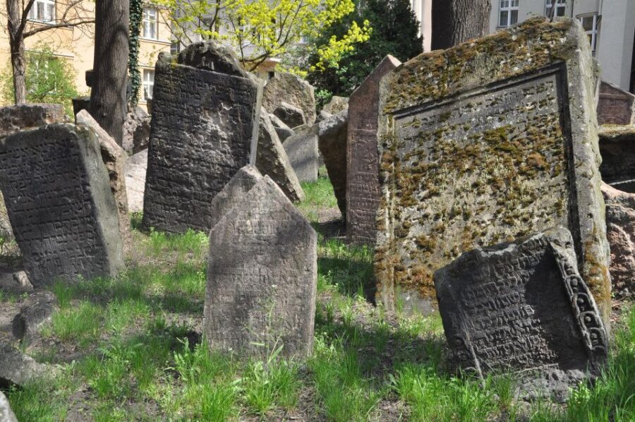 Prague: Guided Walking Tour of Prague's Jewish Quarter - Jewish Quarter Origins: From walled ghetto to Josefov