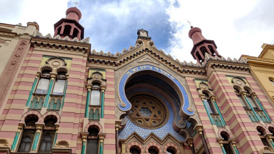 Prague: Guided Walking Tour of Prague's Jewish Quarter - Old Jewish Cemetery and Klausen Synagogue: the quiet weight
