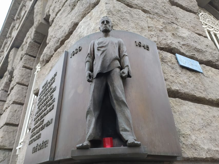 Prague: Historical Walking Tour with Focus on World War 2 - Meeting at Skautský Institut and How the Tour Runs
