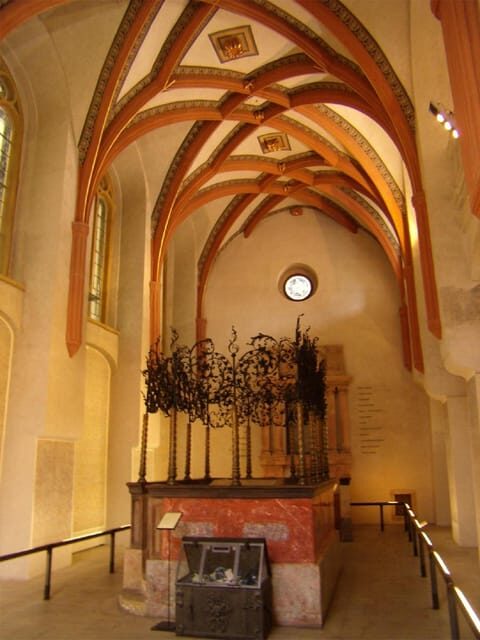 Prague: Jewish Quarter and Museum Guided Tour - Old Jewish Cemetery: where the tour slows down on purpose