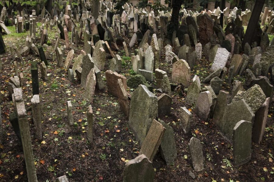 Prague: Jewish Quarter Half-Day Private Walking Tour - Old Jewish Cemetery and Chevrah Kaddisha: 12 layers of graves and Rabbi Loew