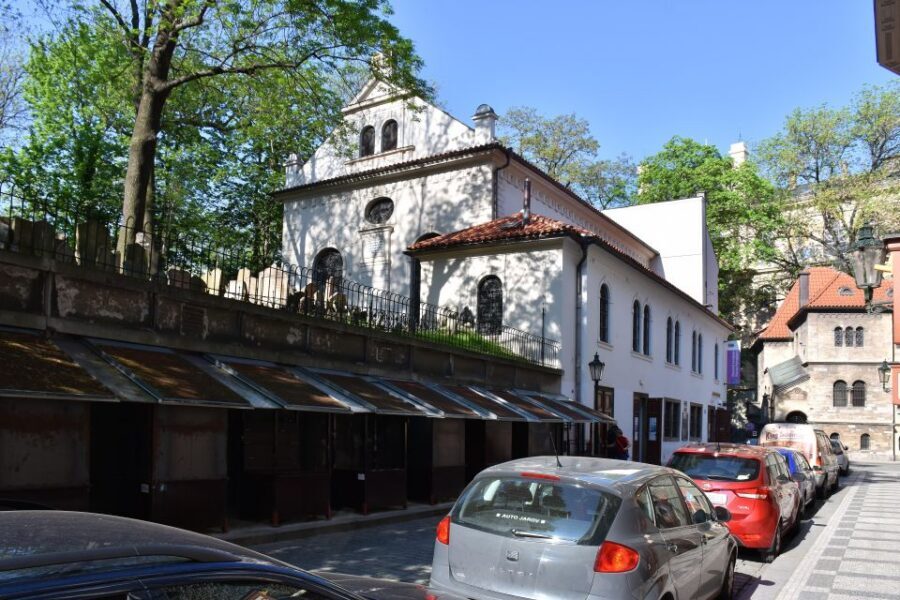 Prague Jewish Quarter Online Audio Guide - Old Jewish Cemetery and Old Synagogue: Learning While You Look