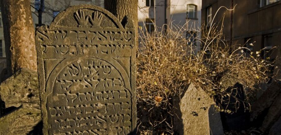 Prague Jewish Quarter Tour in French with Monuments Entrance - 210 Minutes on the Clock: Enough Time to Feel Oriented