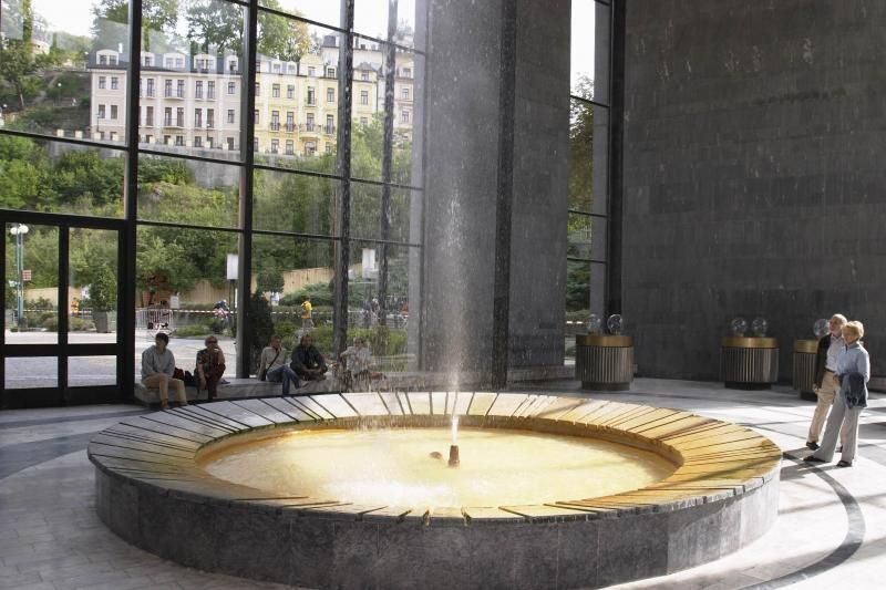Prague: Karlovy Vary Tour with Lunch and Moser Museum Visit - The 9-hour day: coach time is real, so plan your comfort