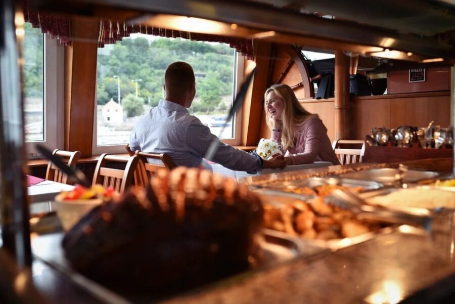 Prague: Lunch Cruise on Vltava River with open Buffet - The open buffet lunch: what’s on the table (and how it plays with sightseeing)