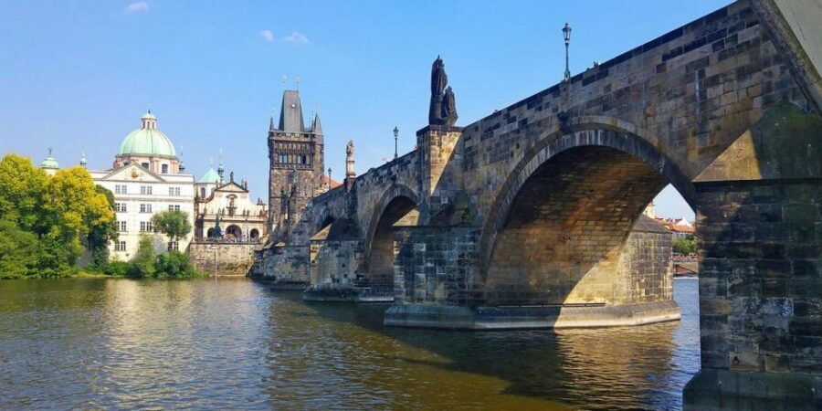 Prague: Lunch Cruise on Vltava River with open Buffet - Prague Castle and Lesser Town: the river angle that feels cinematic