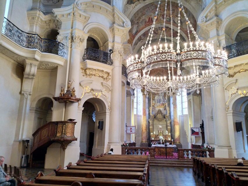 Prague: Old Town and Classical Concert Tour - Getting oriented in Old Town Square without playing guessing games