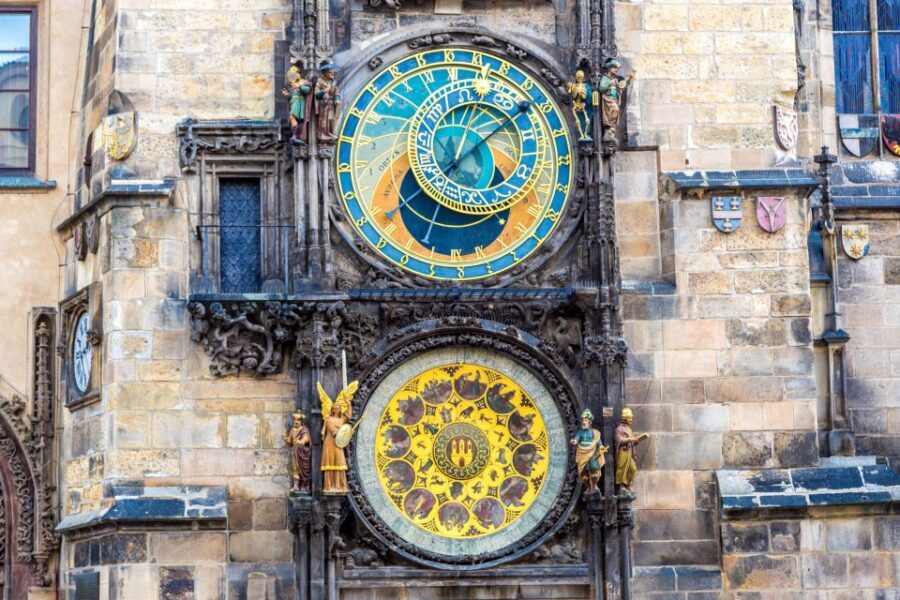 Prague: Old Town and Jewish Quarter Tour with Jewish Museum - What this 2.5-hour walking tour actually delivers