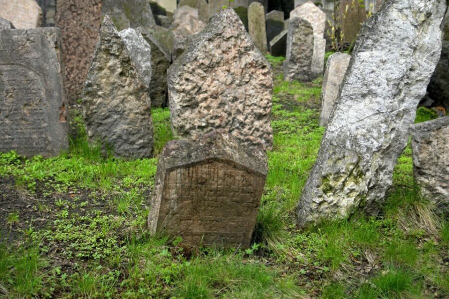 Prague: Old Town and Jewish Quarter Tour with Jewish Museum - Should you book this Prague Old Town and Jewish Quarter tour with Jewish Museum?