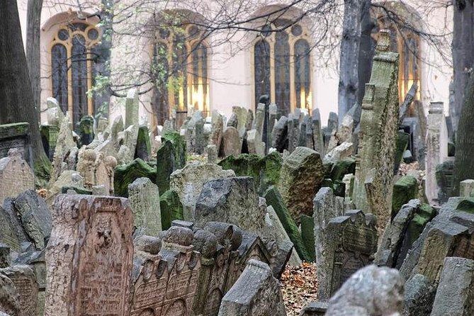 Prague Old Town tour and external Jewish Quarter - Churches and courtyards: Gothic and baroque details with meaning