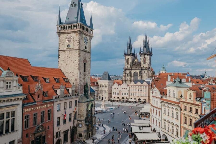 Prague Old Town, Underground and House of Alchemy Tour - Astronomical Clock and Old Town Square: why the “big landmark” is included