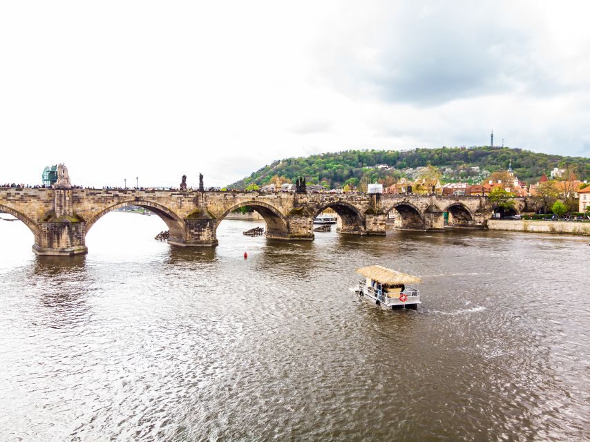 Prague: Party Tiki Boat Sightseeing Cruise with Drinks - Who this tiki boat is best for