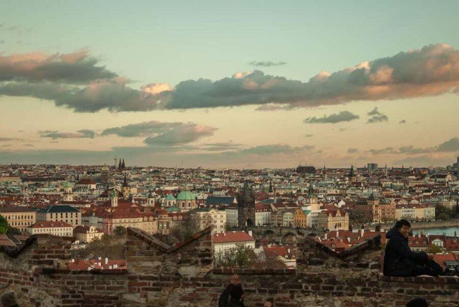 Prague: Prague Castle & Charles Bridge – guided tour in German - St. Vitus Cathedral exterior and the courtyard walkthrough