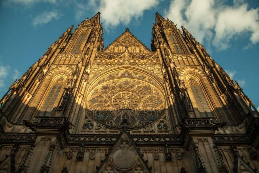 Prague: Prague Castle & Charles Bridge – guided tour in German - Golden Lane: the guided finish plus free self-exploration after 5:00 p.m.