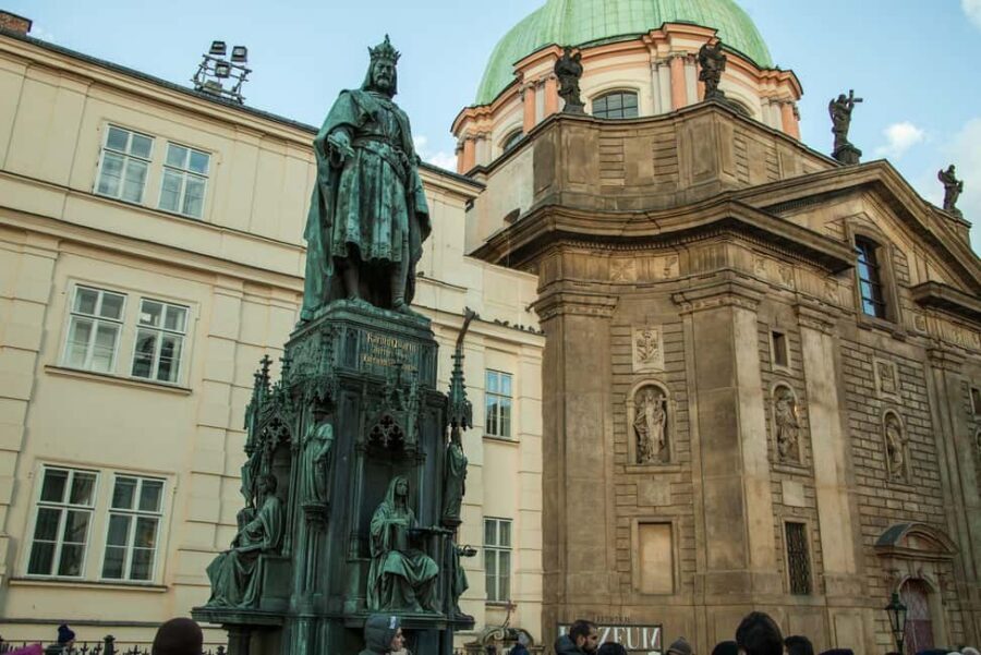Prague: Prague Castle & Charles Bridge – guided tour in German - Charles Bridge in about 15 minutes: context without the crowd chaos