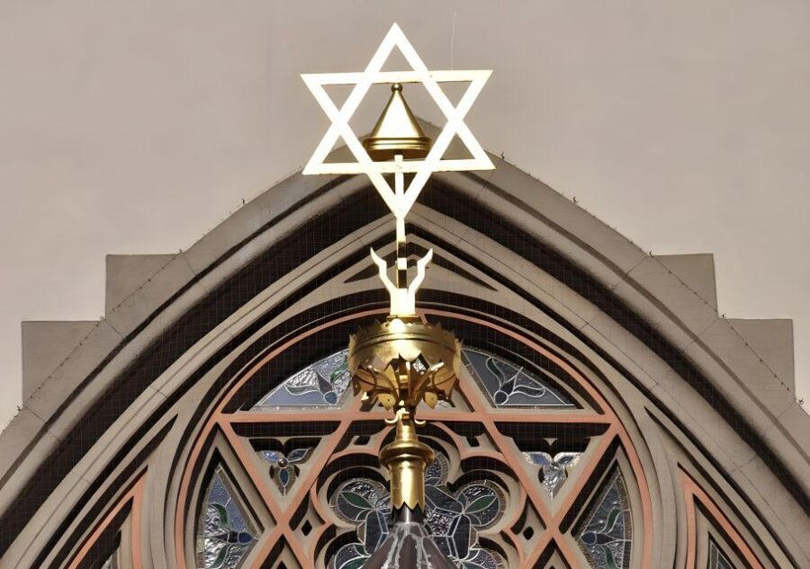 Prague: Prague Synagogues & the Jewish Cemetery Guided Tour - Group vibe and guide style: why the explanations seem to matter most