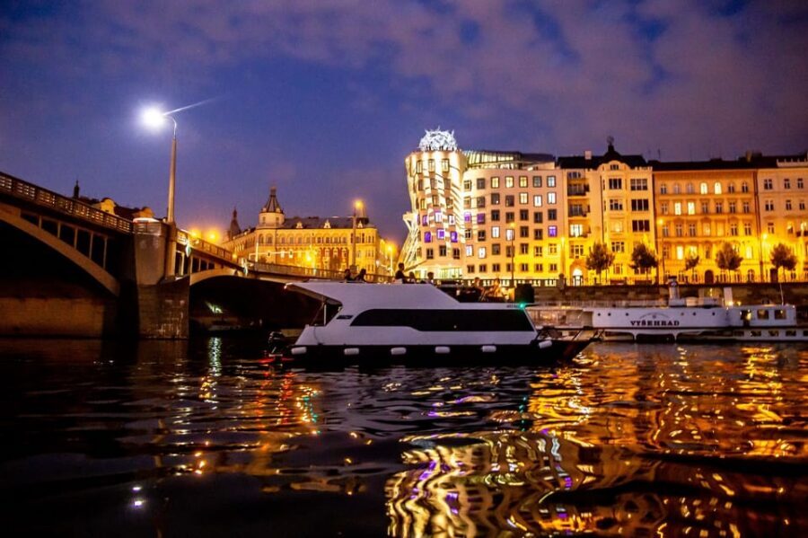 Prague: Private River Cruise with Unlimited Beer or Prosecco - Food and drinks packages: when to add extra spending