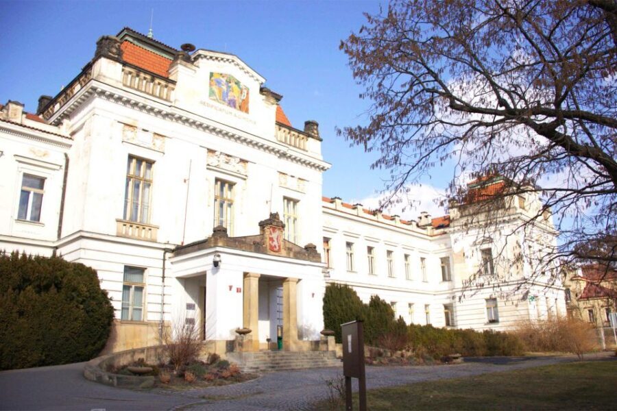 Prague: Psychiatric Hospital and Abandoned Cemetery Tour - Getting there from the city: metro to bus to the hospital gate